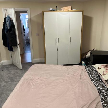 Double Bed Room Theobald Street 보어햄우드 외부 사진