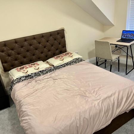 Double Bed Room Theobald Street 보어햄우드 외부 사진