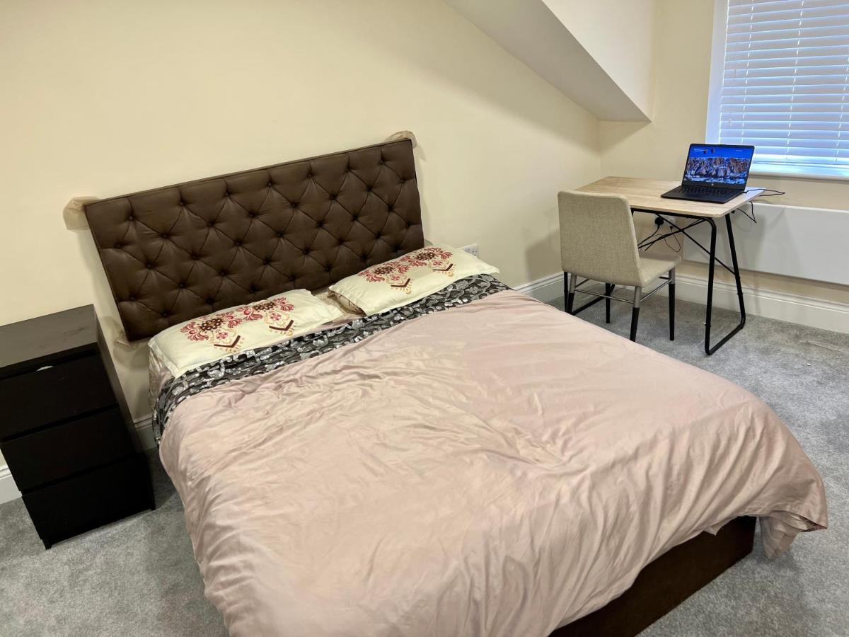 Double Bed Room Theobald Street 보어햄우드 외부 사진